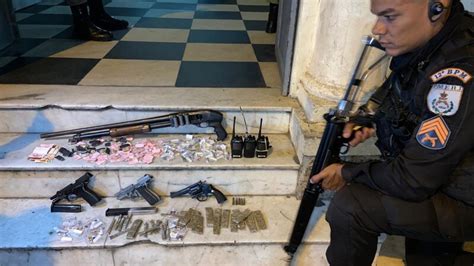 Guerra Do Tráfico No Morro Do Estado Seis Presos Armas E Drogas