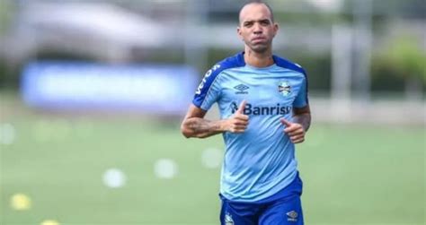 Tardelli faz primeiro treino bola no Grêmio