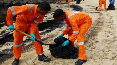 Upaya Petugas Singkirkan Tumpahan Minyak Di Pesisir Singapura Foto