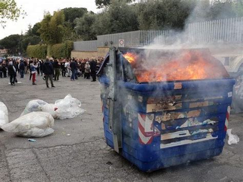 Rivolta Contro I Rom Palmieri Vescovo Roma Est Protesta Disu