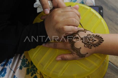 JASA LUKIS HENNA JELANG IDUL FITRI ANTARA Foto