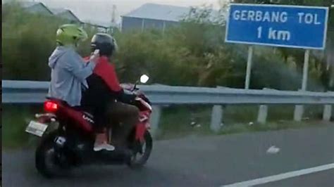 VIDEO VIRAL Pengendara Sepeda Motor Masuk Tol Kebomas Gresik Diduga