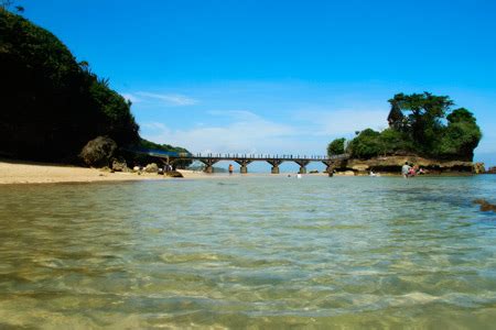 Pantai Balekambang, Pesona Pantai dengan Keelokan Karang dan Pura ...