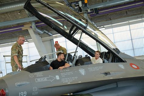 画像ギャラリー ウクライナ待望！ F 16戦闘機61機供与へ オランダ＆デンマークが発表 パイロット訓練も 乗りものニュース