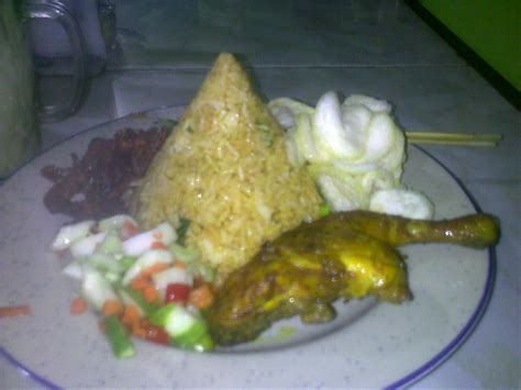 Pecidasase Tumpeng Nasi Goreng