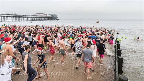 ALISON TOON | PHOTOGRAPHER | Boxing Day Dip at Cromer