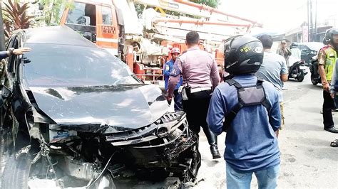 Diduga Rem Blong Truck Bertonase Bikin Laka Beruntun Hantam Mobil