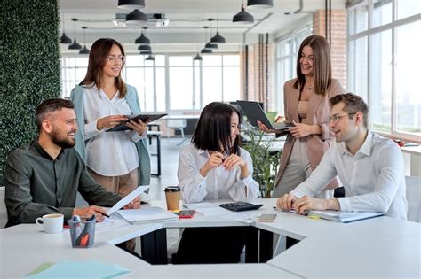 Equipo De Negocios Amigable Alegre Discutiendo Estrategias De Planes De