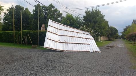 Con ráfagas de viento de 60Km h el temporal dejó voladuras de techos