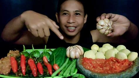 Super Pedas Mukbang Lalapan Mentah Bawang Putih Cabai Setan