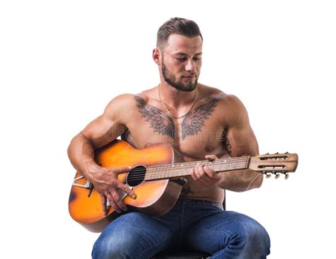 Hombre Hermoso Con Las Tetas Al Aire Que Toca La Guitarra Foto De