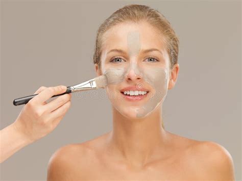 Belle Femme Blonde Dans Le Masque De Carnaval Avec Le Verre De