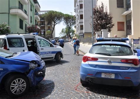 Benevento Auto Contro Volante Della Polizia Danni E Patente Ritirata