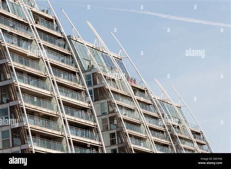 Curved Apartments At Salford Quays Manchester Stock Photo Alamy