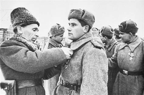 Генерал П.И. Батов вручает орден Ленина и медаль Золотая Звезда ...