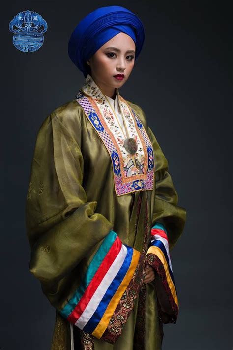 Nguyen Ao Nhat Binh | Vietnamese traditional dress, Traditional outfits ...