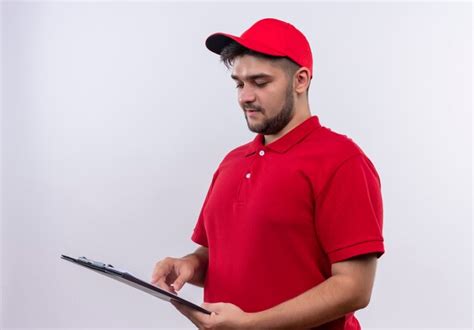 Jovem entregador de uniforme vermelho e boné segurando uma prancheta