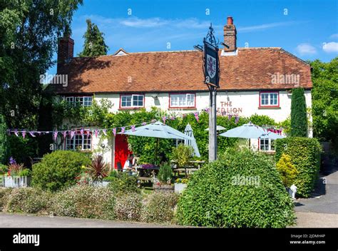 15th Century The Red Lion Pub On The Green High Street Chalgrove