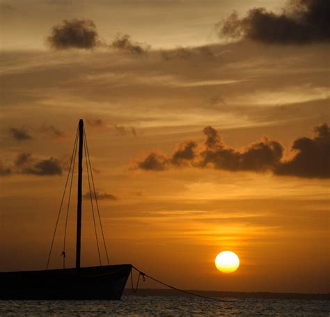 Barco a vela no mar contra o céu durante o pôr do sol Foto Premium