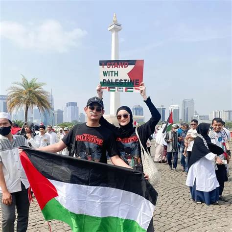 Potret 6 Pasangan Artis Ikut Aksi Bela Palestina Di Monas Kompak Pakai