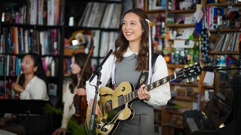 Laufey encanta no Tiny Desk e lança "Winter Wonderland"