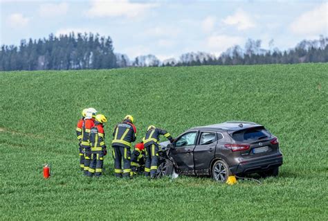 Schwerer Unfall mit vier Autos und fünf Verletzten bei Schlettau