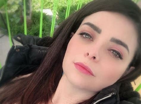 Violeta Isfel Pos En Bikini Fama