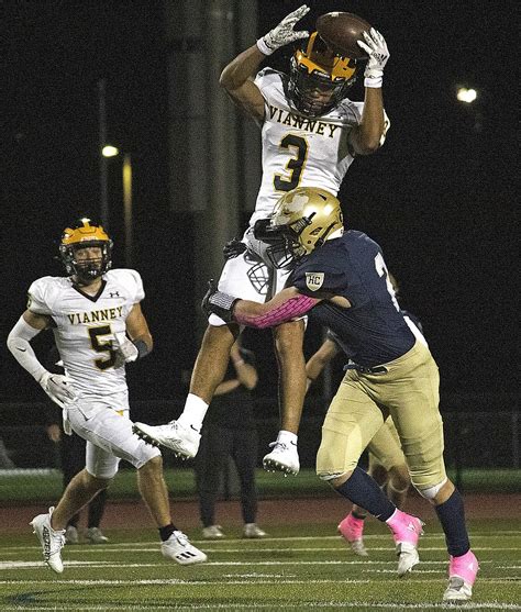 Helias Dominates First Half In Victory Against Vianney Jefferson City