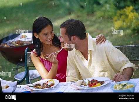 Couple Barbecue Mensch Personen Beim Grillen Stock Photo Alamy