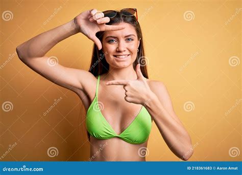 Joven Hermosa Mujer Con Ojos Azules En Vacaciones Vistiendo Bikini Y Gafas De Sol Sonriendo
