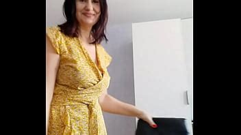 MILF en medias te seduce bailando por delante y por detrás XNXX