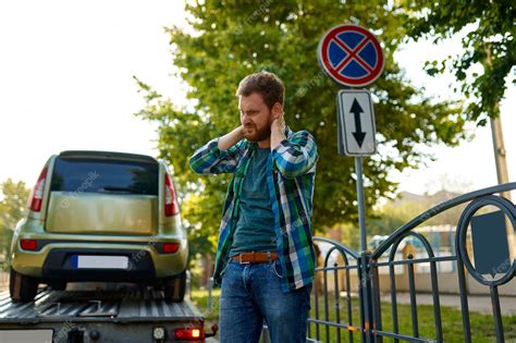 Грустный человек и эвакуация неправильно припаркованной машины ...