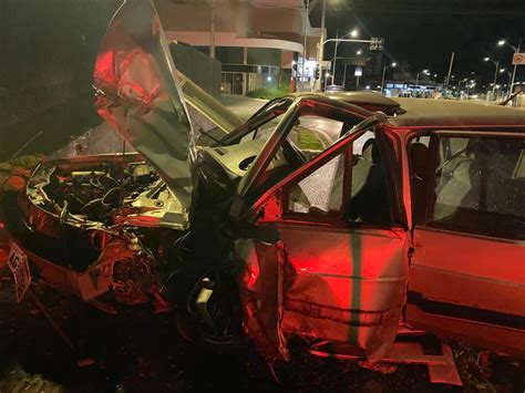 VÍDEO Acidente grave deixa três pessoas feridas e carro completamente