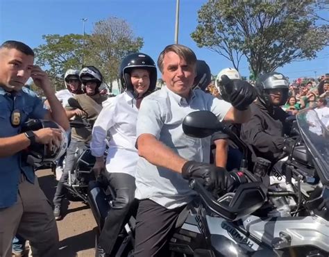 Bolsonaro Leva Tereza Cristina Na Garupa Em Passeio De Moto Por Campo