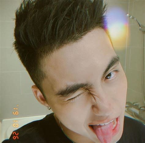 Cùng sở hữu vẻ đẹp trai khó ai sánh bằng Sơn Tùng M TP và em trai hot boy lại có sở thích vô