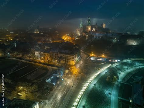 Foto De Nocny Widok Na Zamek Kr Lewski Na Wawelu W Krakowie Z Drona Do