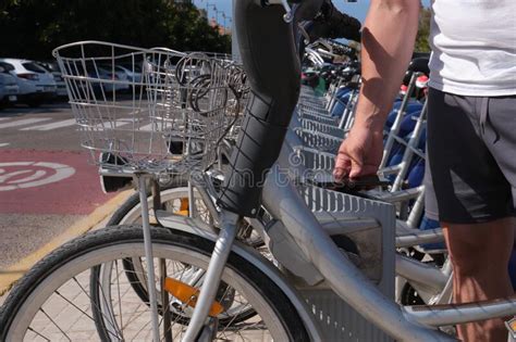 Un Joven Deportista Irreconocible Que Alquila Una Bicicleta De Un