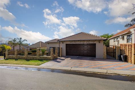 4 Bedroom House For Sale Bank Assisted Sale By FNB Greenstone Hill