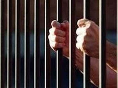 जल म कद क नगन कर जत क हर पहनय जलस नकल Prisoner stripped naked in jail and