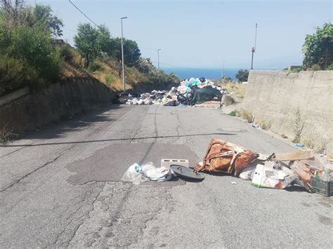 Rifiuti a Pietrastorta è emergenza strada bloccata dall immondizia e