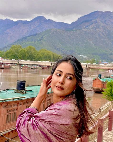 9 Potret Hina Khan Rayakan Lebaran Di Kampung Halaman