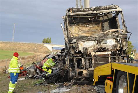 Fotos Accidente Entre Dos Camiones En La A A La Altura De Gomeznarro