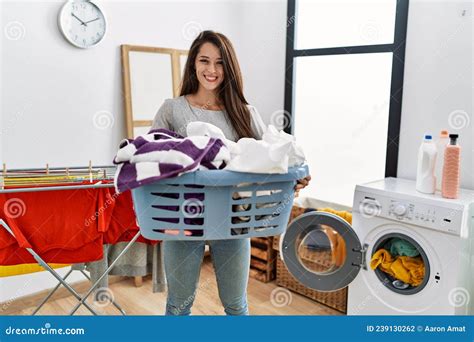 Jonge Brunette Vrouw Houdt Wasmand Vol Glimlachen Met Een Fijne En Coole Glimlach Op Het Gezicht