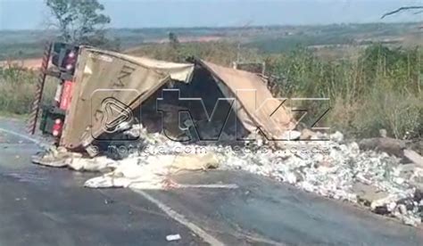 TV KZ VÍDEO Carreta transportando cerveja tomba na BR 262 na Serra