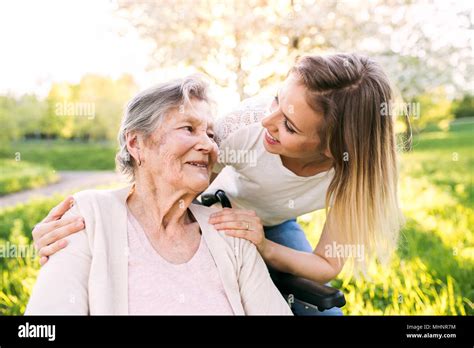 Grand Mère âgée En Fauteuil Roulant Avec Sa Petite Fille Au Printemps