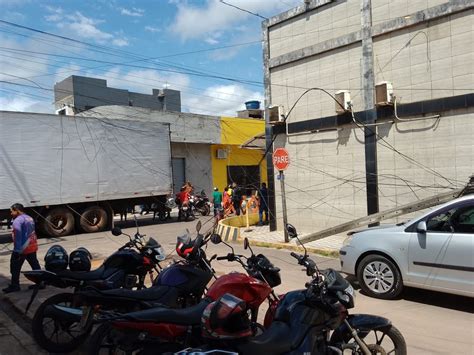 Caminhão derruba poste e motociclista é atingida em Abaetetuba no Pará