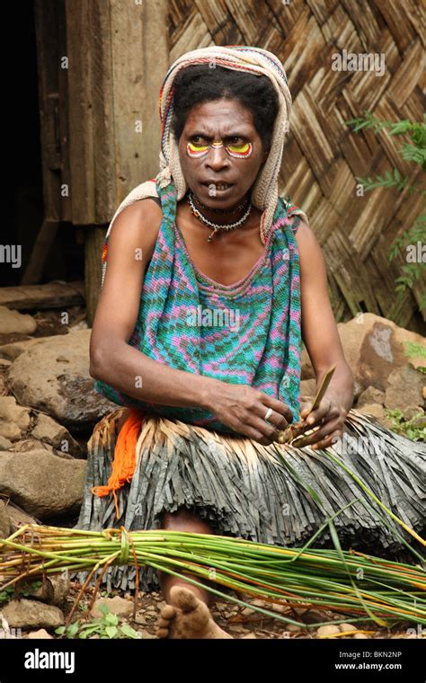 Los Miembros De La Tribu Huli Fotografiado Cerca De Tari En Las