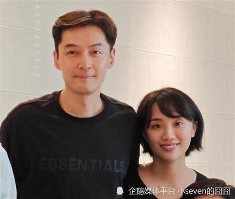 胡歌妻子照片首次公开，夫妻相互倚着很甜蜜，黄曦宁长得确实普通腾讯新闻