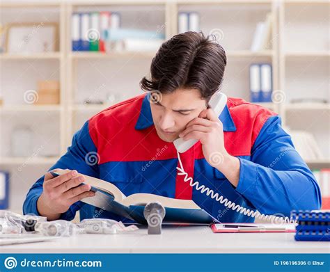 Ouvrier Dans Le Fonctionnement D Uniforme Sur Le Projet Photo Stock