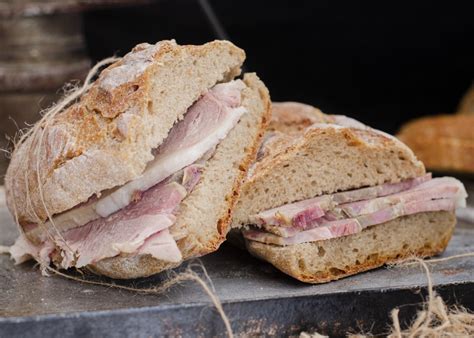 Bocadillo de jamón asado un bocado clásico y sencillo